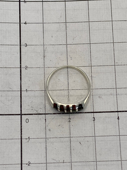 Anillo puesto en dedo mostrando los tonos luminosos del ópalo