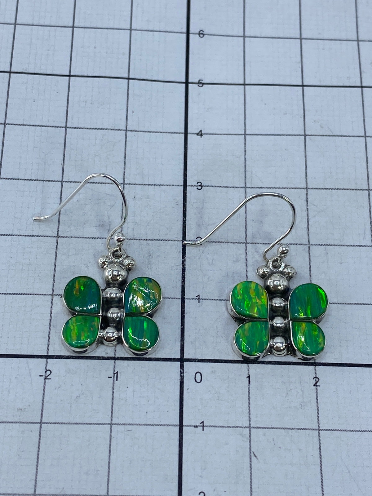 Aretes sobre fondo blanco con el Quinto 925 visible en la plata