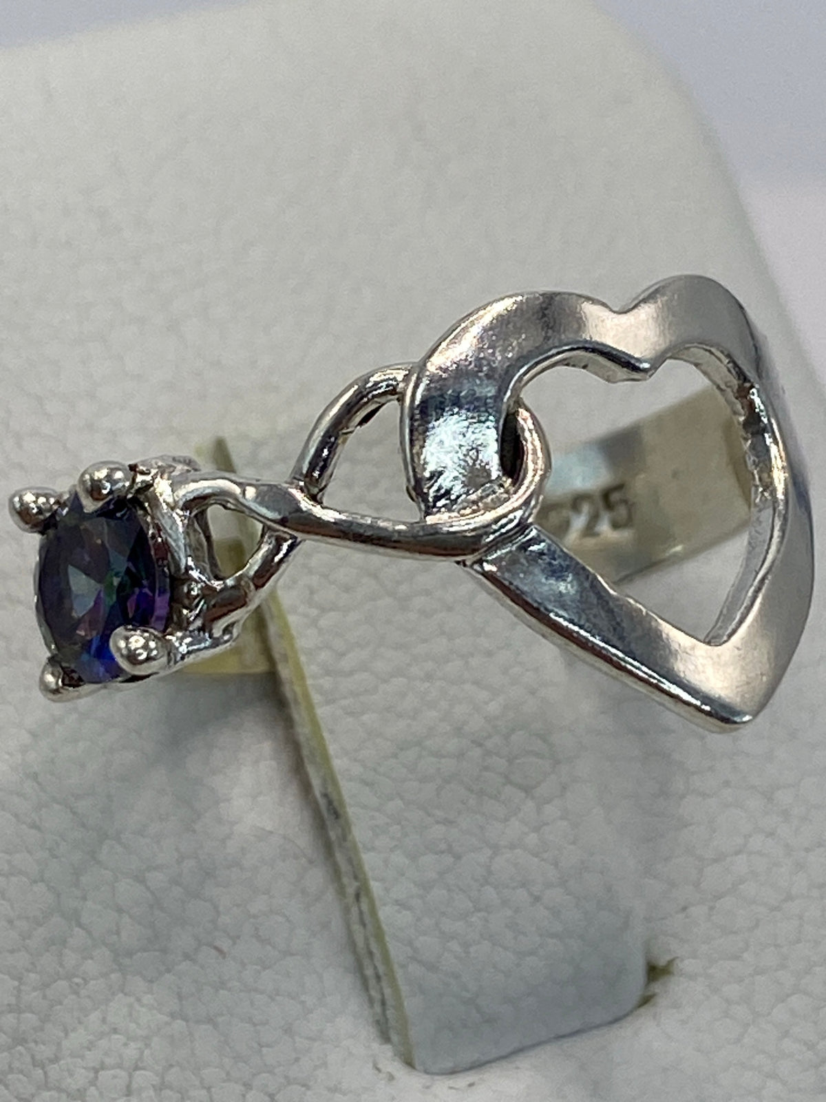 Detalle del engaste de la circonia multicolor en plata de Taxco
