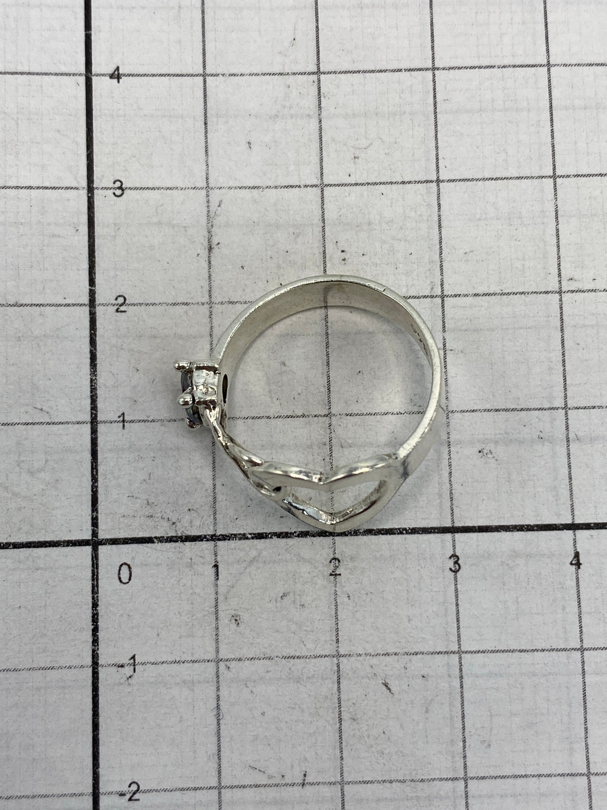 Anillo sobre fondo blanco con marca 925 visible en la banda