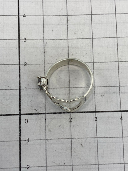 Anillo sobre fondo blanco con marca 925 visible en la banda