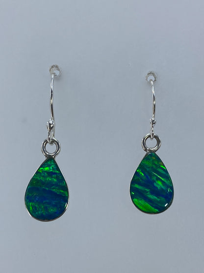 Par de aretes de plata 925 con opalo verde medidos en regla para mostrar los 2.7 cm de largo
