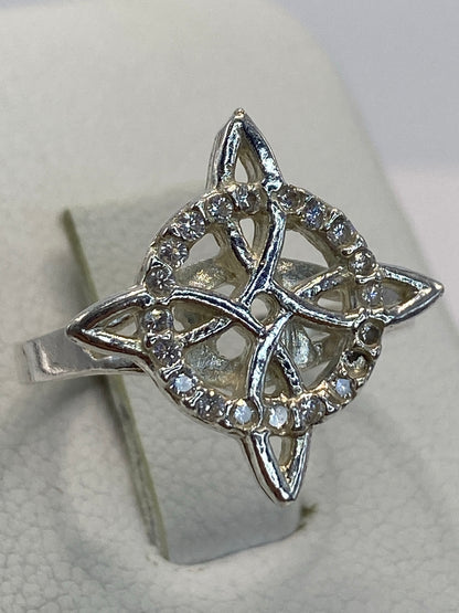 Detalle del patrón de calado y micro-circonia blanca engastada