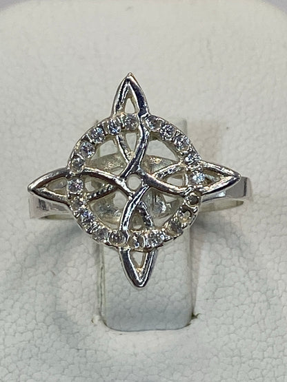 Anillo puesto en dedo, mostrando la delicadeza del calado a la luz