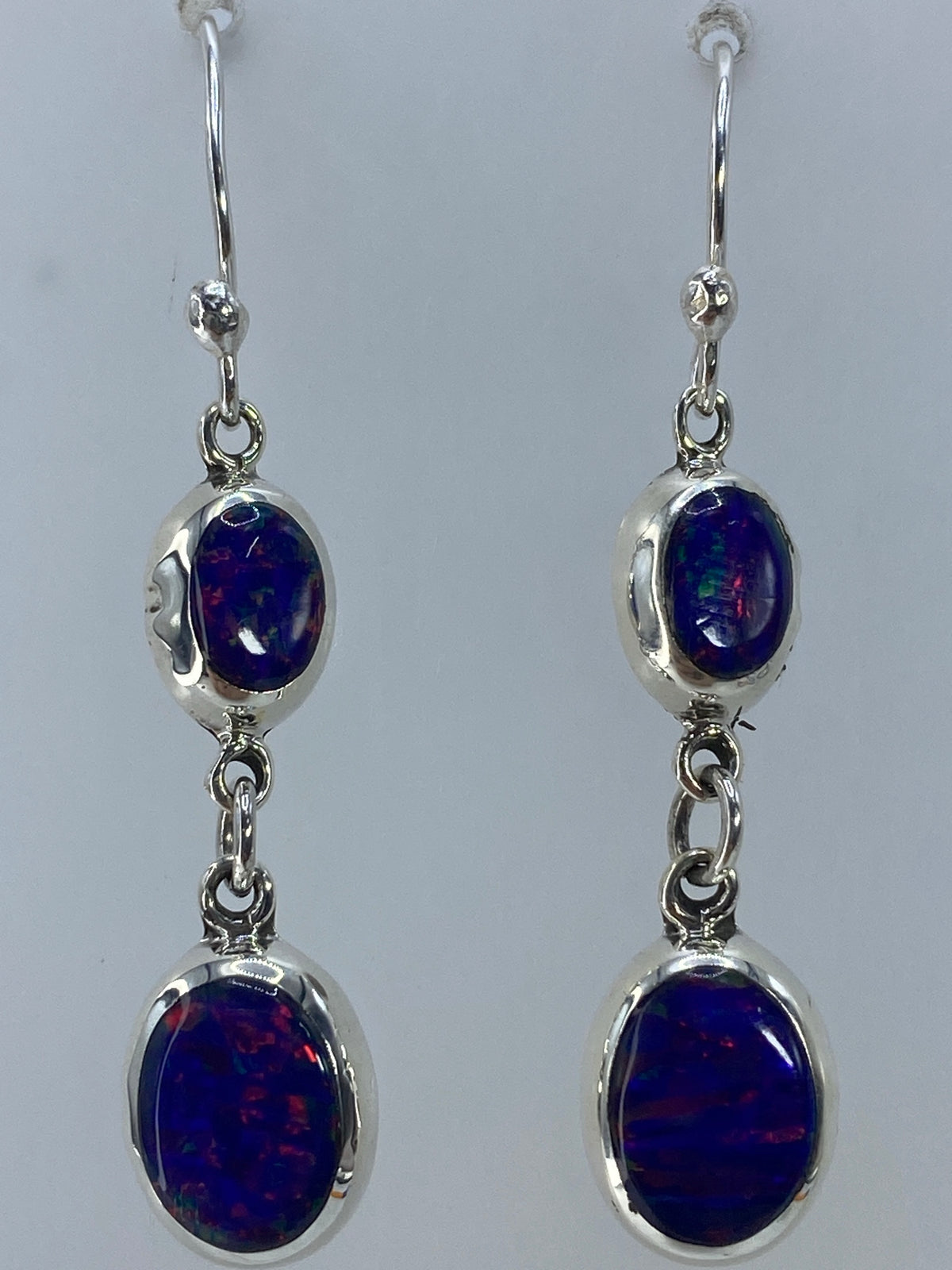 Aretes de 4 cm de largo mostrando el brillo interno del ópalo