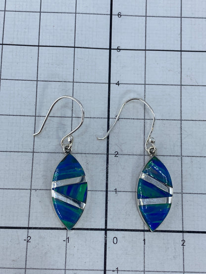 Aretes sobre escala mostrando peso de 2.1 g y medida de 3.7 cm