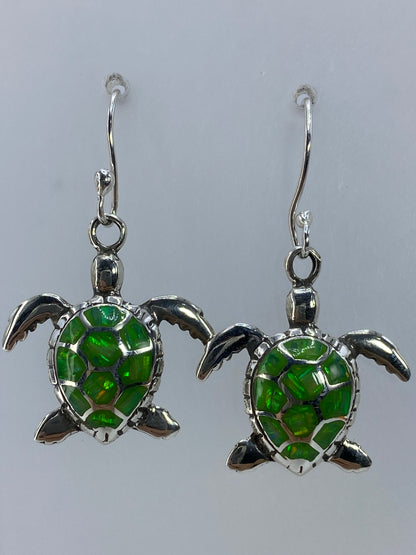 Par de aretes de plata con tortuga marina y ópalo de fuego verde olivo