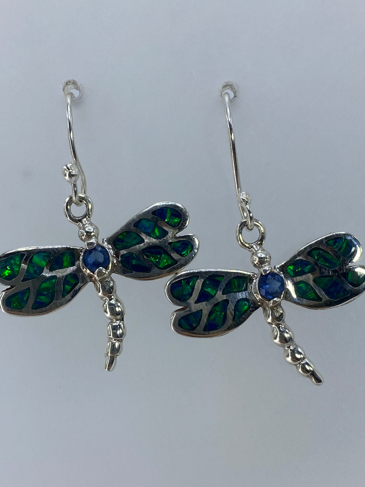 Aretes sobre escala métrica mostrando 3 cm de largo del par