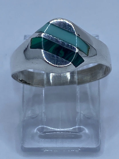 Anillo de plata con turquesa azul cielo y malaquita verde engastadas en Taxco