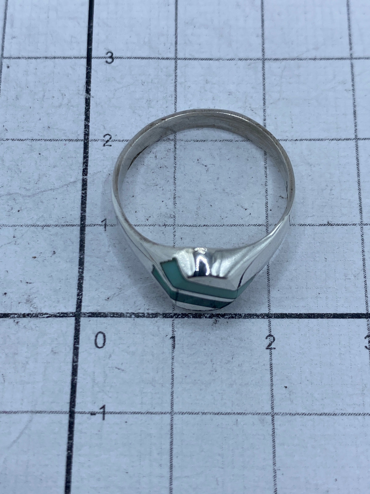 Anillo sobre fondo blanco mostrando el Quinto 925