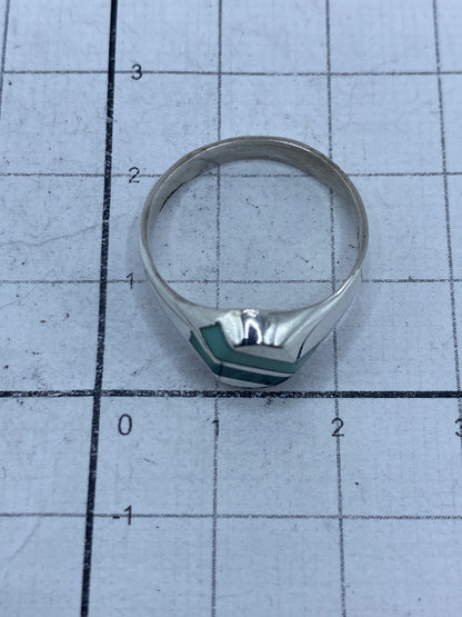 Anillo sobre fondo blanco mostrando el Quinto 925