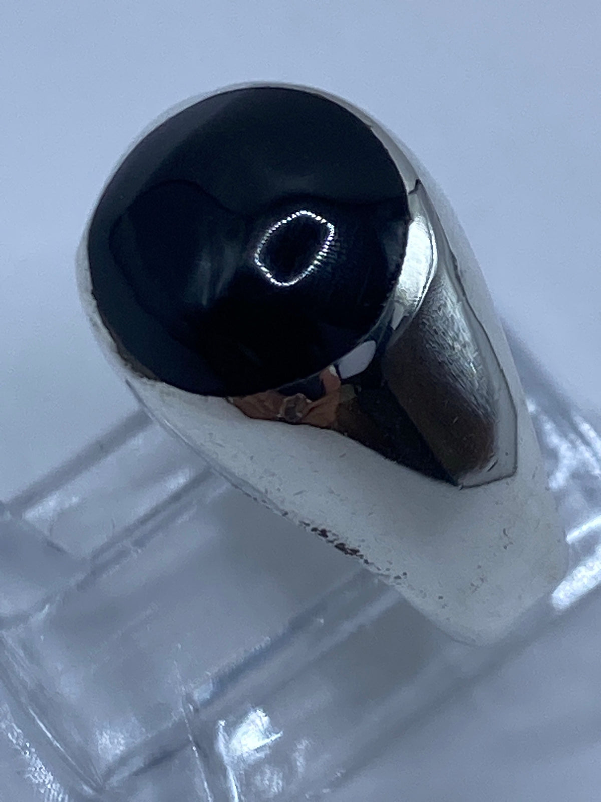 Detalle del ónix negro pulido y su contraste con la plata 925