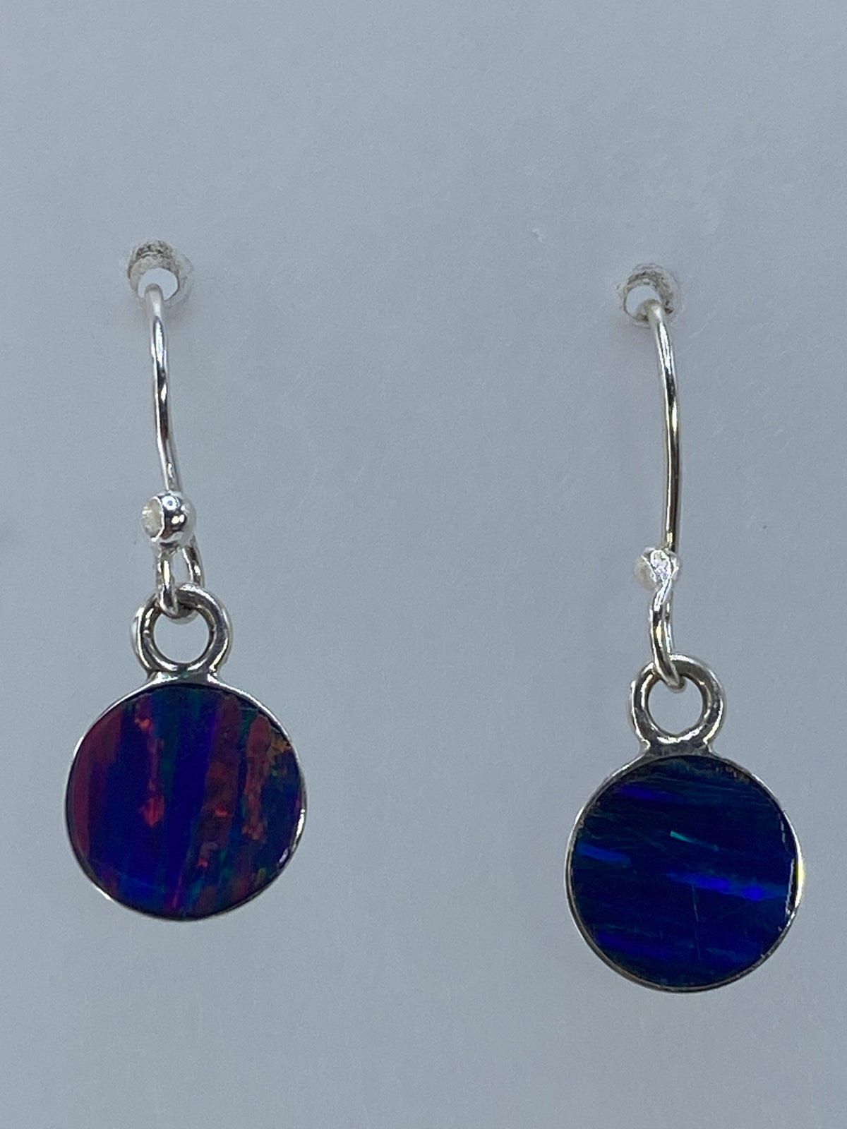 Par de aretes de plata con ópalo de fuego multicolor que brilla en azul, verde y rojo