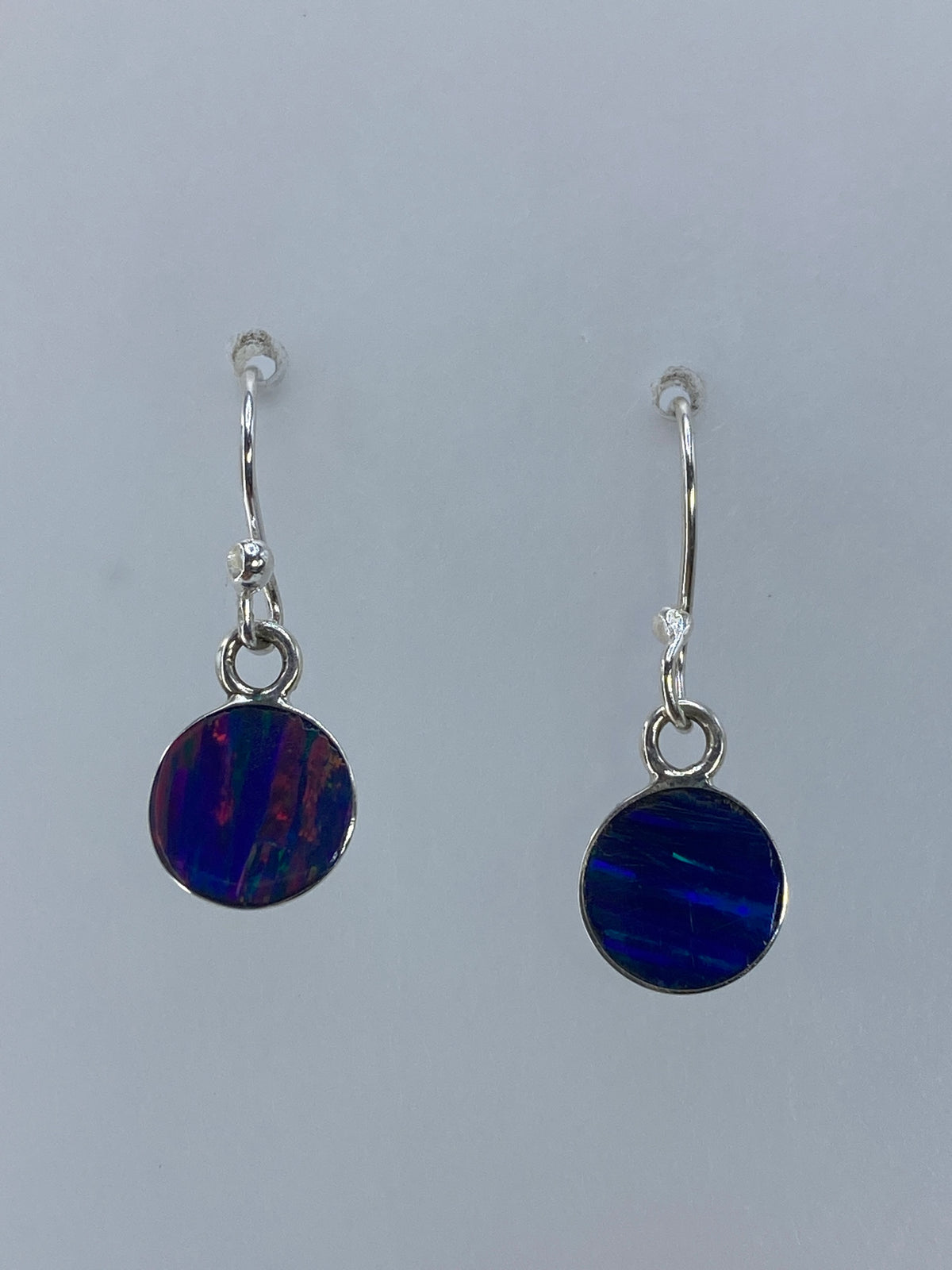 Aretes de 2.5 cm de largo con piedra ópalo de fuego engastada a mano en plata 925