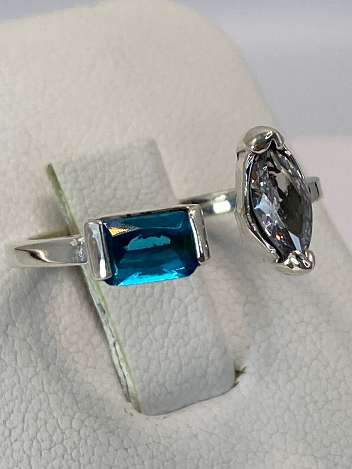 Vista frontal del anillo de circonia multicolor en plata de Taxco