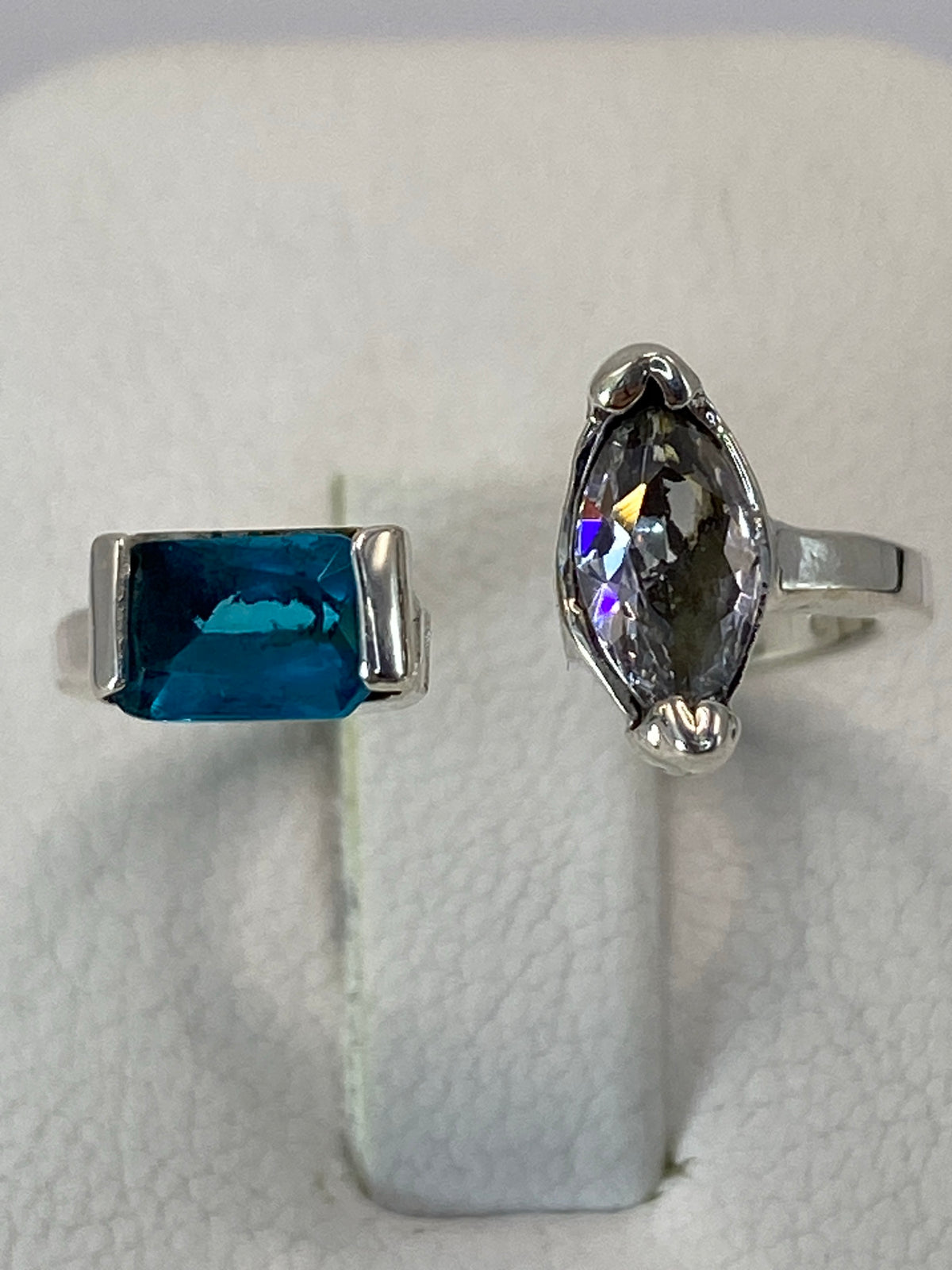 Detalle del engaste a mano de la circonia azul cielo
