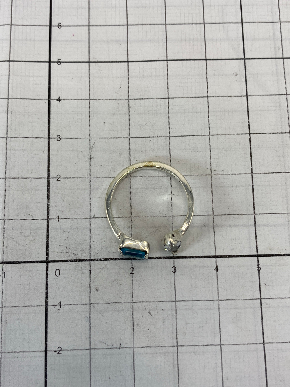Anillo sobre fondo blanco mostrando el Quinto 925
