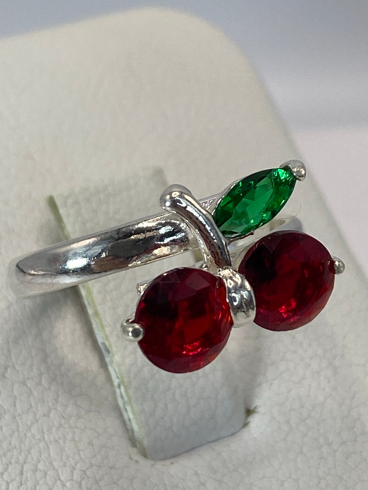 Detalle del engaste de circonia roja en anillo de plata pulida