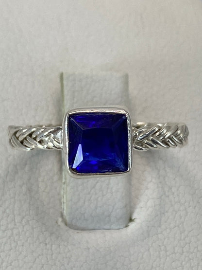 Anillo de plata 925 con circonia azul facetada en diseño de fundición