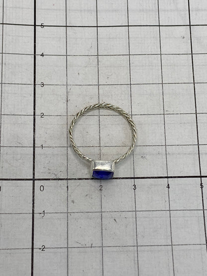 Anillo sobre fondo blanco mostrando la talla 8 y el acabado pulido