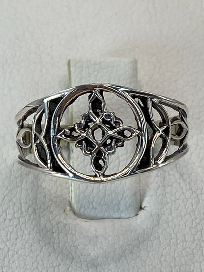 Anillo de plata 925 con calado del Nudo de Bruja en la mano de una mujer