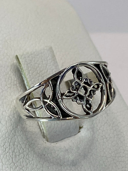 Vista frontal del anillo calado mostrando el símbolo protector de precisión