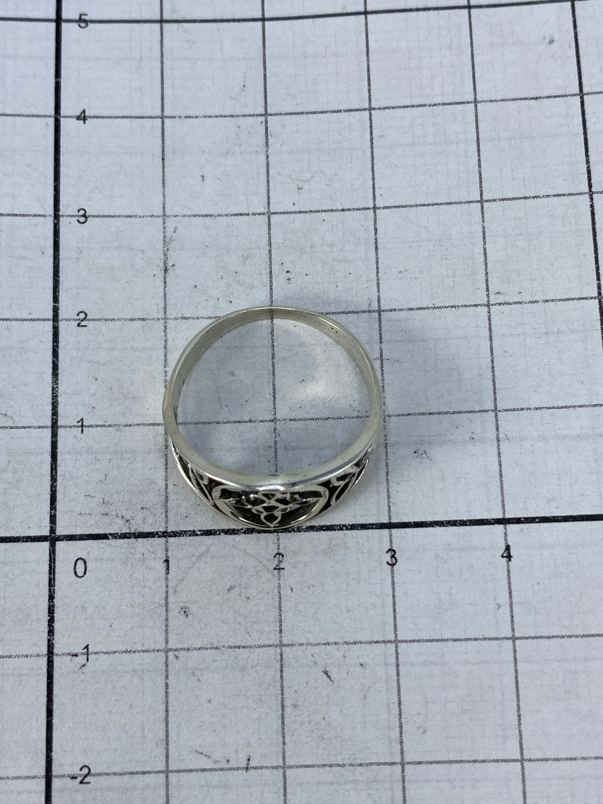 Anillo sobre fondo blanco con el Quinto 925 visible en la banda
