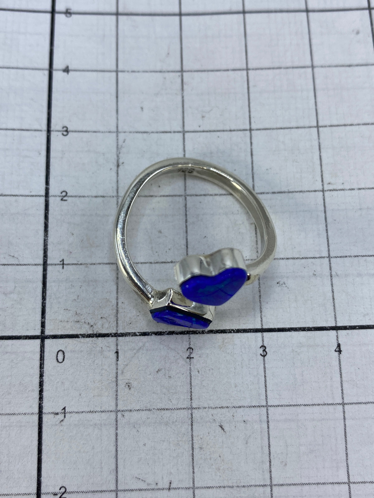 Anillo de plata en perfil lateral, diseño clásico solitario