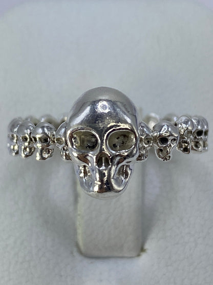 Anillo de plata 950 con calavera fundida en Taxco sobre fondo blanco
