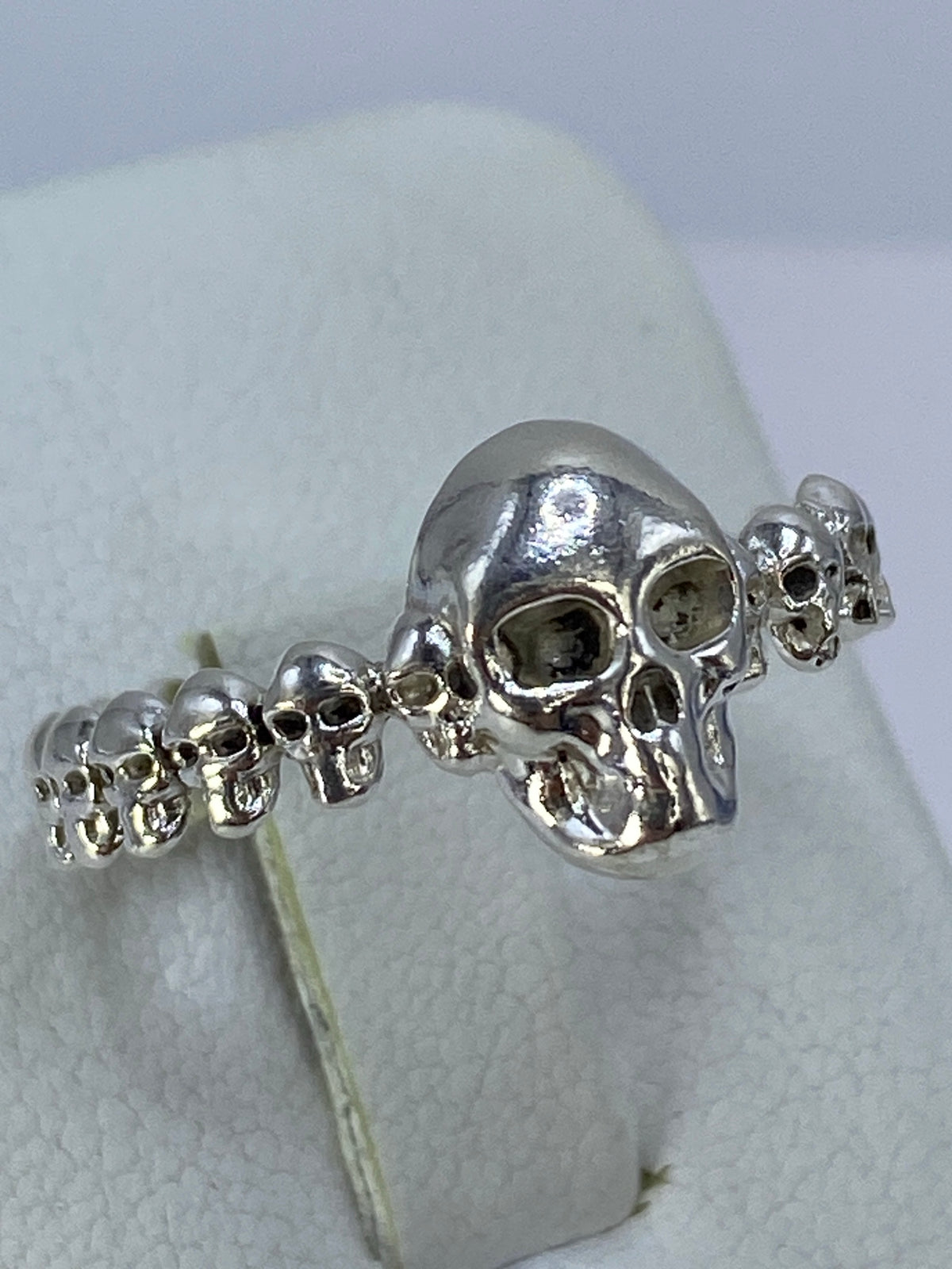 Calavera de plata con detalles volumétricos vistos de frente