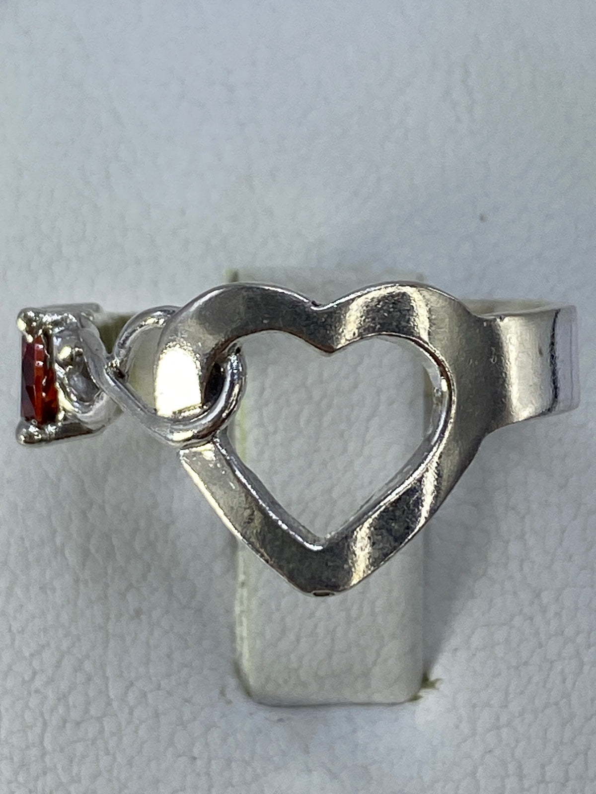 Anillo de plata calado con circonia roja brillante, vista frontal