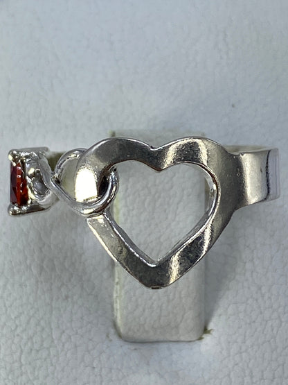 Anillo de plata calado con circonia roja brillante, vista frontal