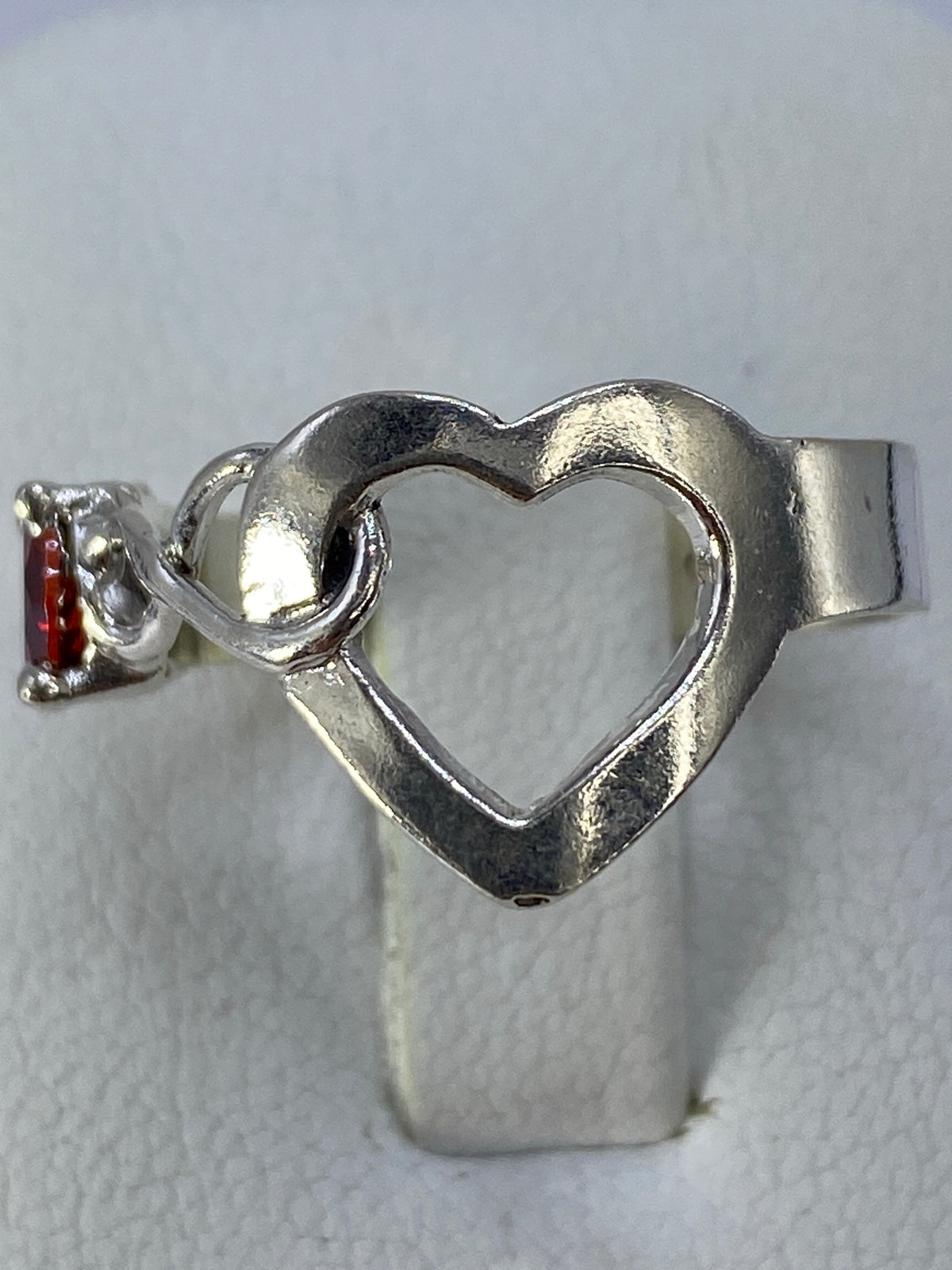 Anillo en la mano mostrando el calado transparente a contraluz