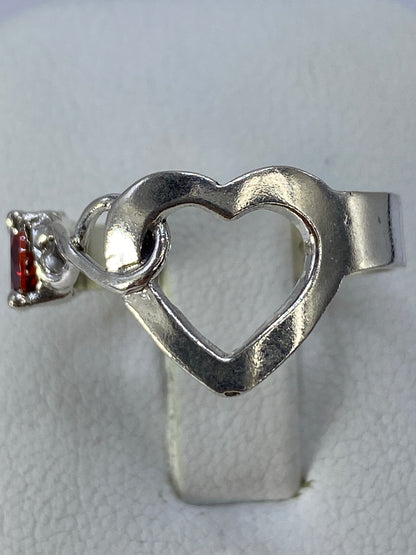 Anillo en la mano mostrando el calado transparente a contraluz