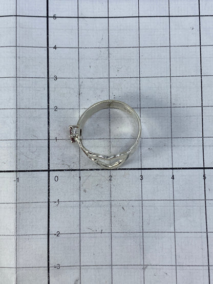 Vista lateral del anillo de plata 925 con Quinto visible