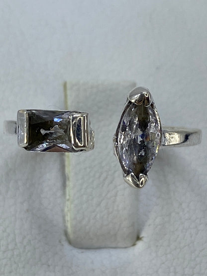 Anillo de plata solitario con circonia facetada en la mano de una mujer