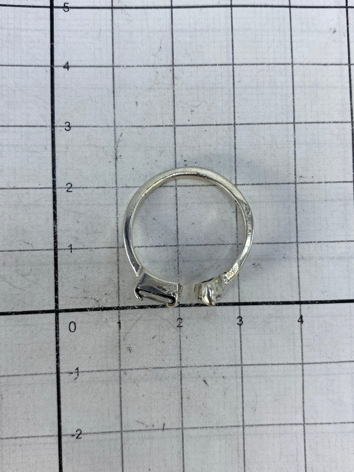 Anillo sobre fondo blanco mostrando el Quinto 925 de Taxco