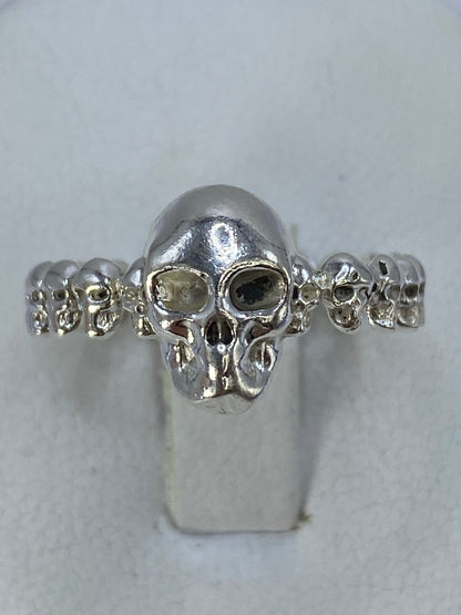 Anillo de plata 950 con calavera frente y ojos engastados — vista frontal
