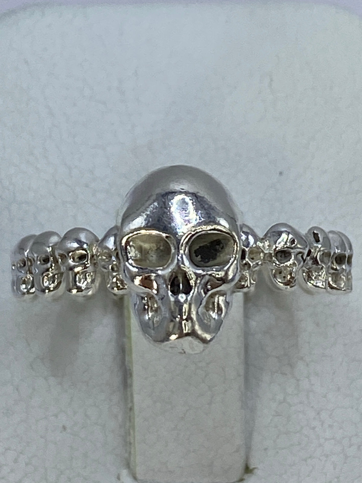 Detalle de los ojos engastados en la frente de la calavera