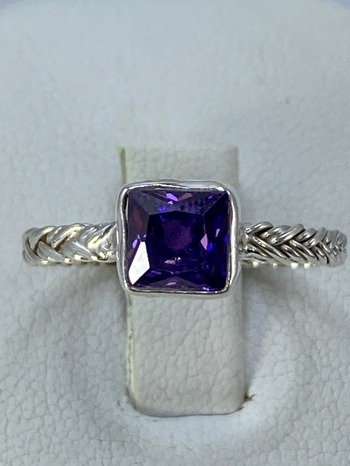 Anillo de plata 925 con circonia brillante en fundición, vista frontal sobre dedo
