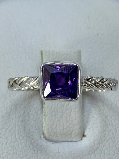 Anillo de plata 925 con circonia brillante en fundición, vista frontal sobre dedo