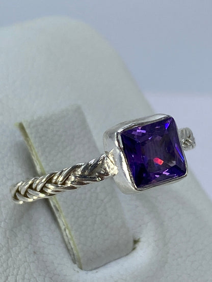 Anillo compacto de plata con circonia, detalle lateral de la fundición