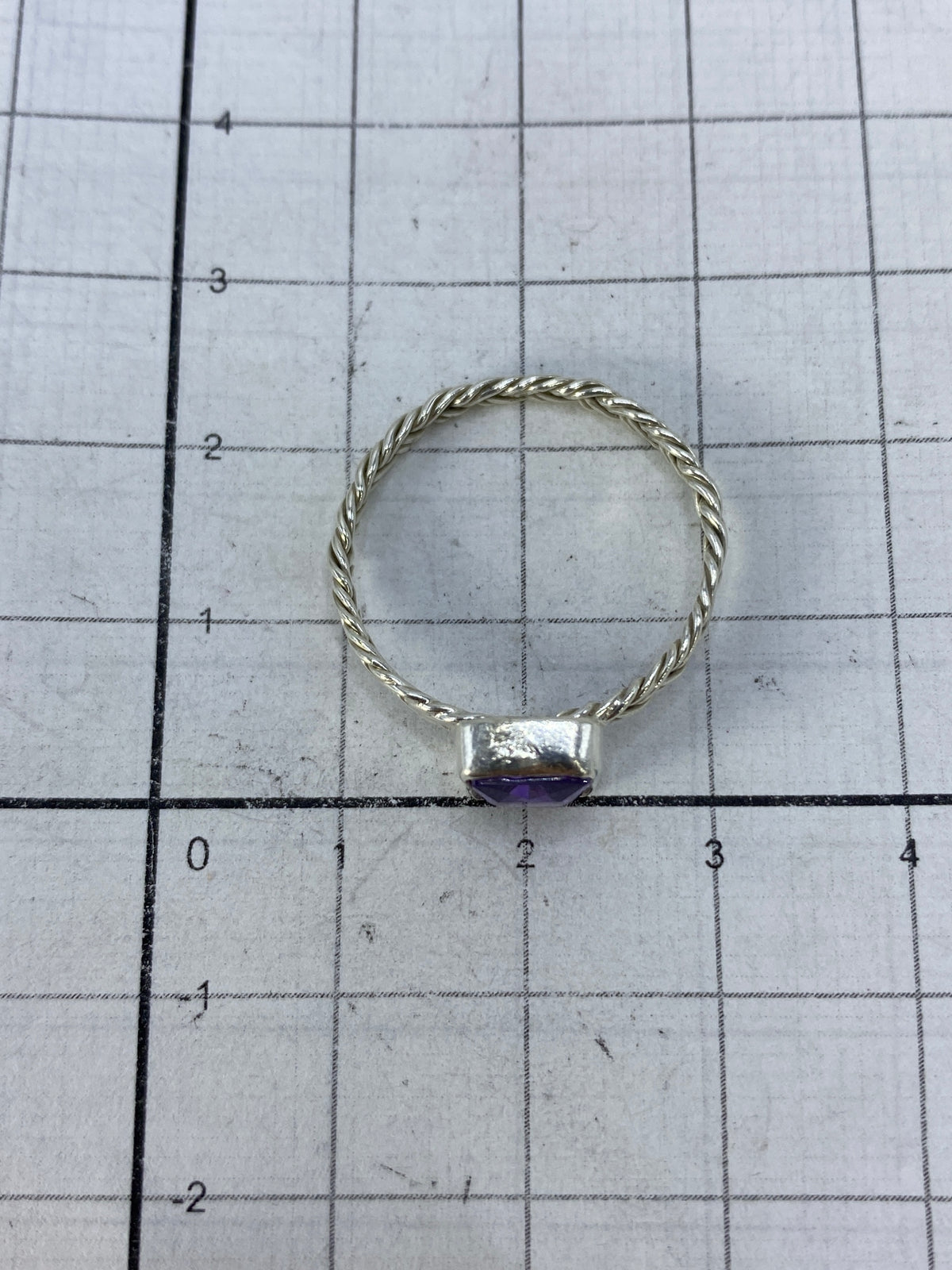 Anillo a la medida de plata fundida con piedra brillante, escala en centímetros