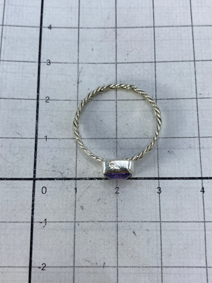 Anillo a la medida de plata fundida con piedra brillante, escala en centímetros