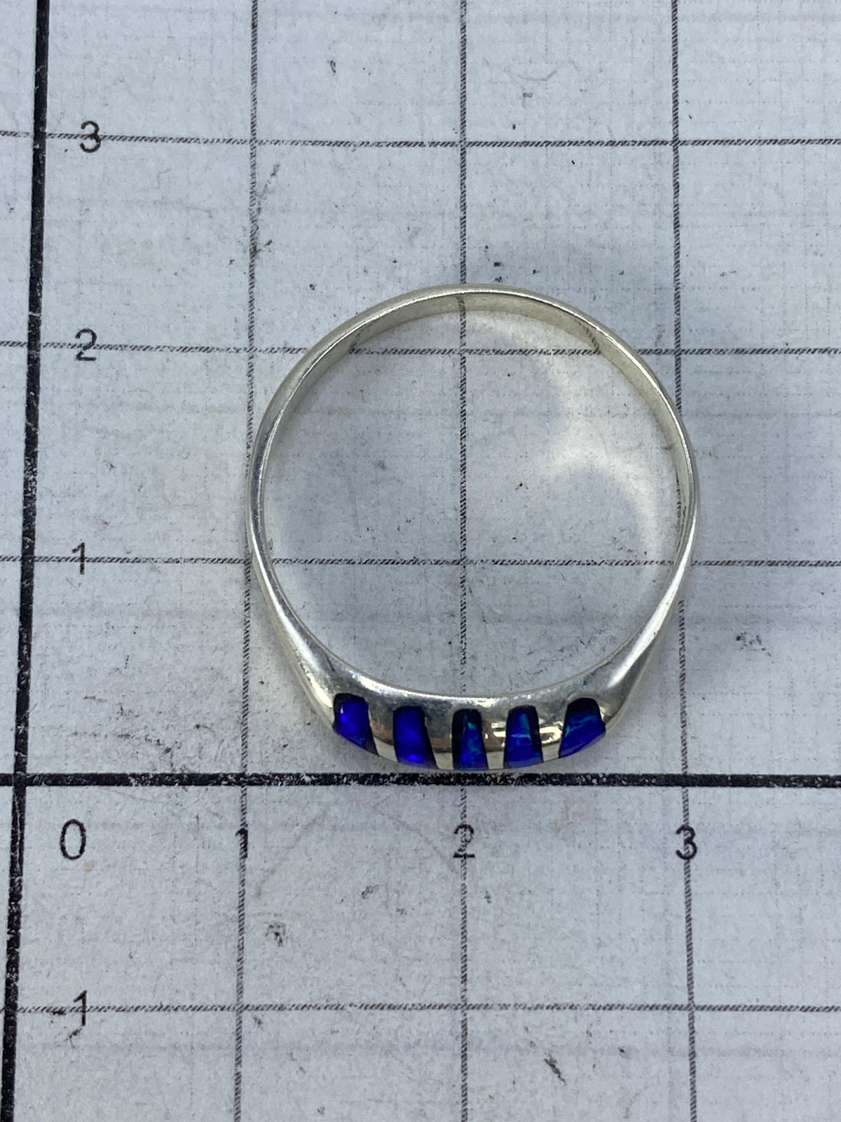 Anillo en dedo mostrando el brillo discreto del ópalo
