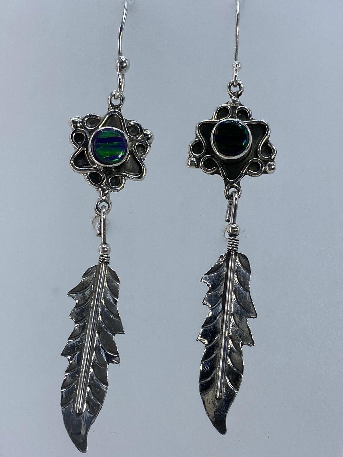 Aretes de plata con ópalo de fuego multicolor, 6 cm de largo, vista frontal del par