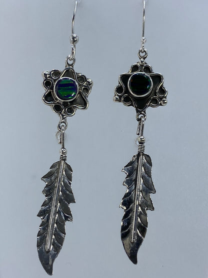 Aretes de plata con ópalo de fuego multicolor, 6 cm de largo, vista frontal del par