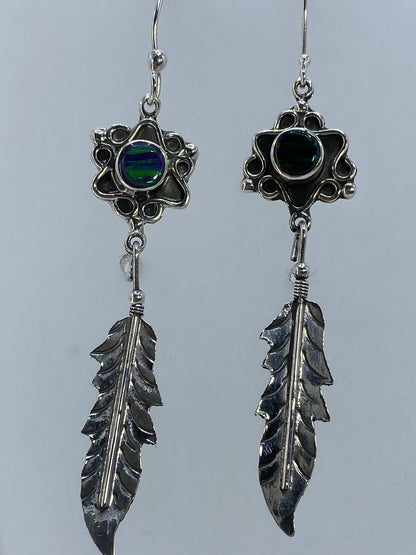 Detalle del ópalo de fuego mostrando destellos rojo, naranja y verde en cada piedra