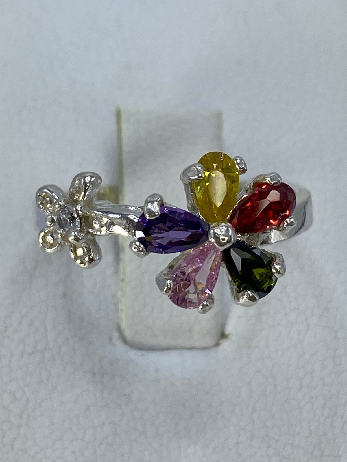 Anillo de plata floral con cinco circonias multicolores (amarillo, púrpura, rojo, rosa, verde) en talla 8