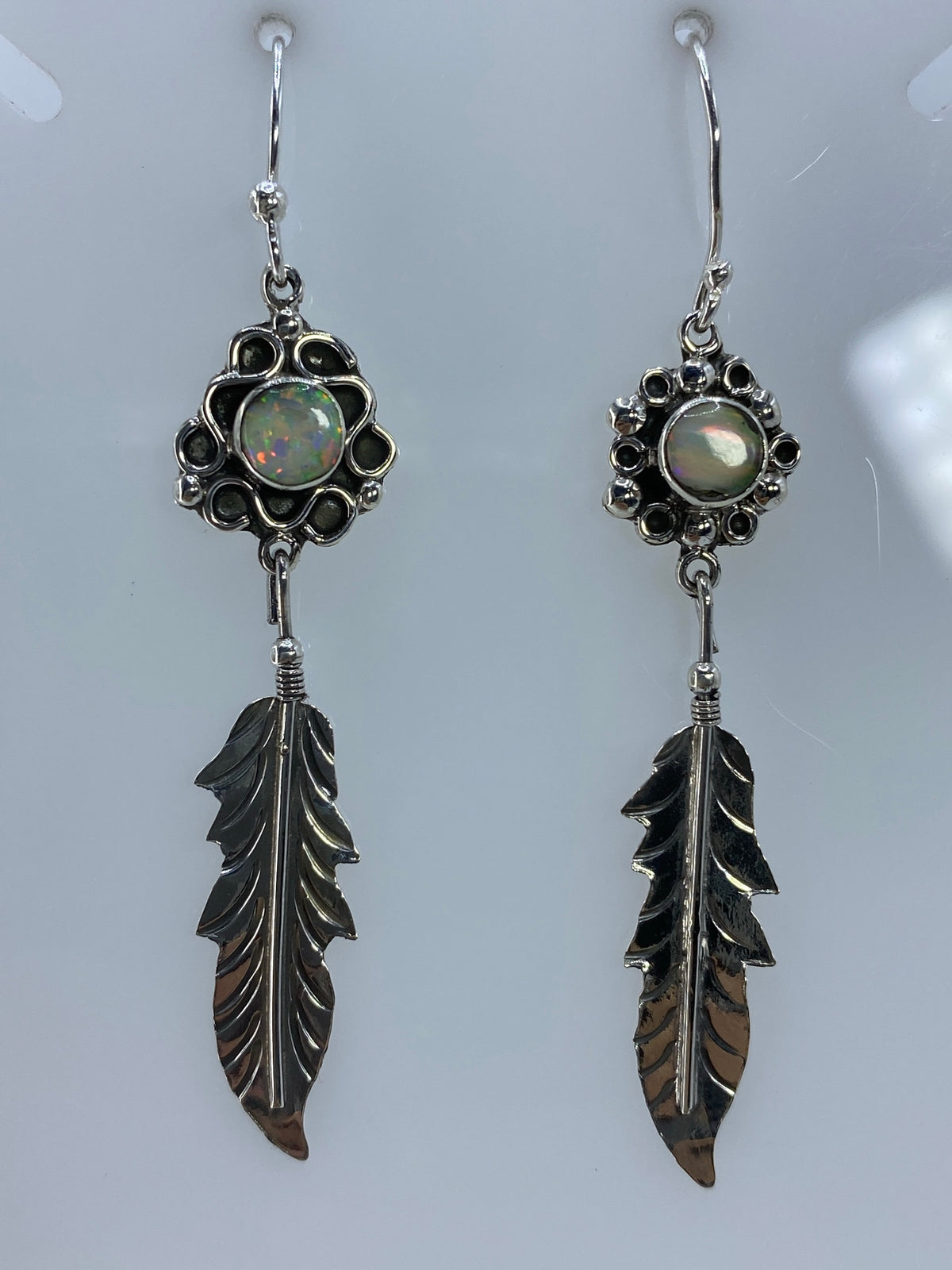 Par de aretes de plata con ópalo de fuego multicolor en forma de pluma, colgando